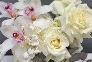Cutie din hortensie alba, orhidee si trandafiri albi — foto 4