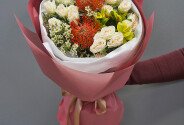 Букет из кустовых роз Sofia и ваксфловера — фото 2
