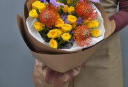 Букет из жёлтых кустовых роз, ирисов и леукоспермума — фото 1