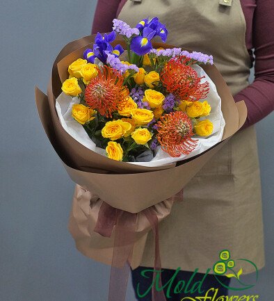 Букет из жёлтых кустовых роз, ирисов и леукоспермума