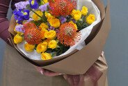 Букет из жёлтых кустовых роз, ирисов и леукоспермума — фото 2