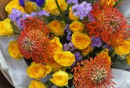 Букет из жёлтых кустовых роз, ирисов и леукоспермума — фото 3
