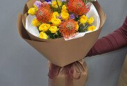 Букет из жёлтых кустовых роз, ирисов и леукоспермума — фото 4