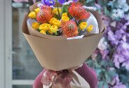Букет из жёлтых кустовых роз, ирисов и леукоспермума — фото 5
