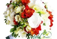 Bridal bouquet with roses, eucalyptus, lisianthus, and hypericum — photo 1