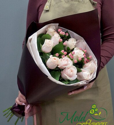 Buchet din trandafiri olandezi roz Pomarosa si hypericum foto 394x433