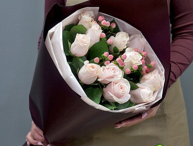 Bouquet of Pink Dutch Pomarosa Roses and Hypericum photo