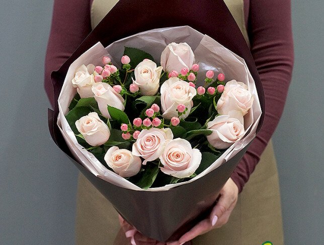 Bouquet of Pink Dutch Pomarosa Roses and Hypericum photo