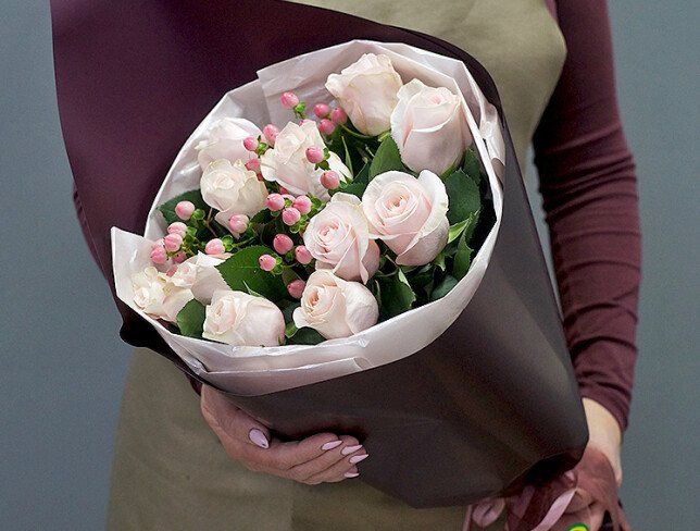 Bouquet of Pink Dutch Pomarosa Roses and Hypericum photo