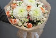 Buchet din crizanteme sferice și trandafiri de tip bujor Gravity — foto 3