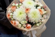 Buchet din crizanteme sferice și trandafiri de tip bujor Gravity — foto 4
