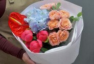 Bouquet of Blue Hydrangea, Garden Roses and Anthuriums — photo 2