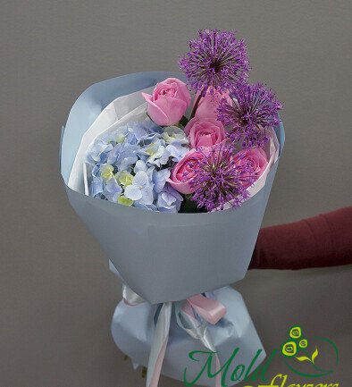Buchet din hortensie albastra, trandafiri roz si allium foto 394x433