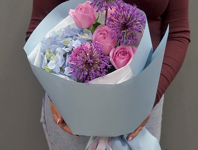 Buchet din hortensie albastra, trandafiri roz si allium foto