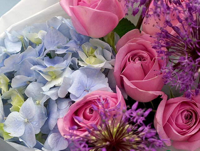 Buchet din hortensie albastra, trandafiri roz si allium foto