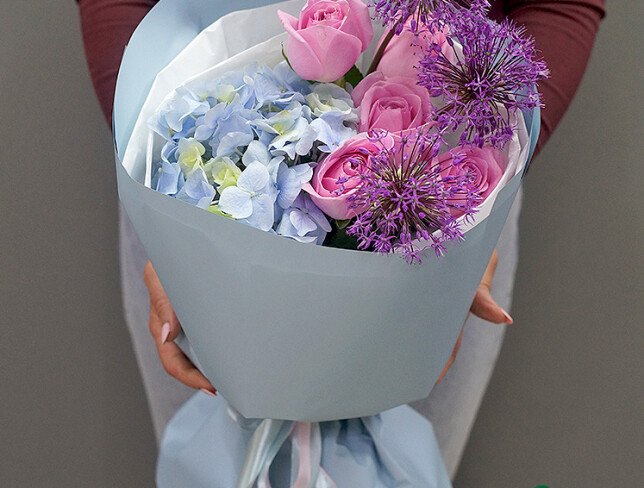 Buchet din hortensie albastra, trandafiri roz si allium foto