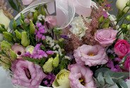 Basket of roses and eustoma — photo 2