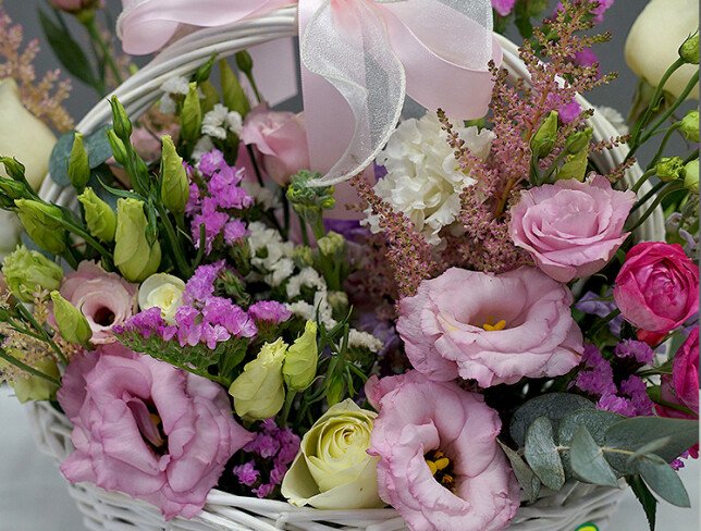 Basket of roses and eustoma photo