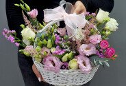 Basket of roses and eustoma — photo 3