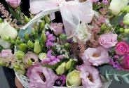 Basket of roses and eustoma — photo 4
