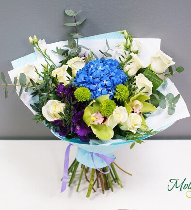Buchet din hortensie albastra, trandafiri albi si orhidee „Simplitate” foto 394x433