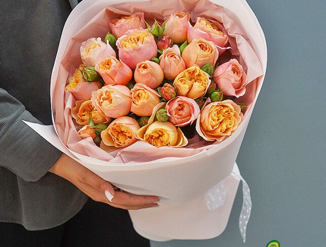 Buchet din 19 trandafiri crem, tip bujor foto