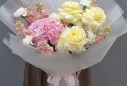 Buchet cu hortensii, matthiola crem si trandafiri Candlelight — foto 3