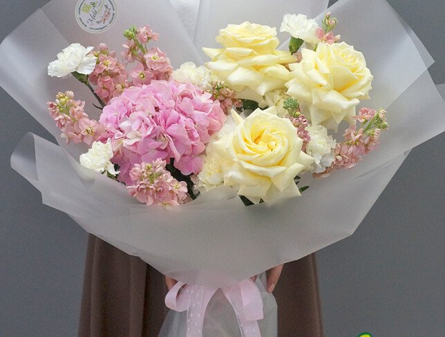 Buchet cu hortensii, matthiola crem si trandafiri Candlelight — foto 3
