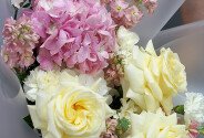 Buchet cu hortensii, matthiola crem si trandafiri Candlelight — foto 2