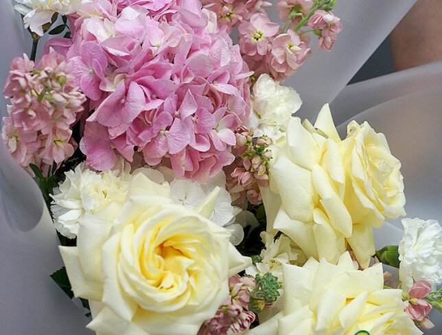 Buchet cu hortensii, matthiola crem si trandafiri Candlelight — foto 2