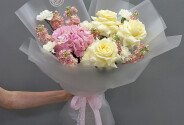 Buchet cu hortensii, matthiola crem si trandafiri Candlelight — foto 1
