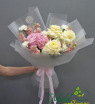 Buchet cu hortensii, matthiola crem si trandafiri Candlelight