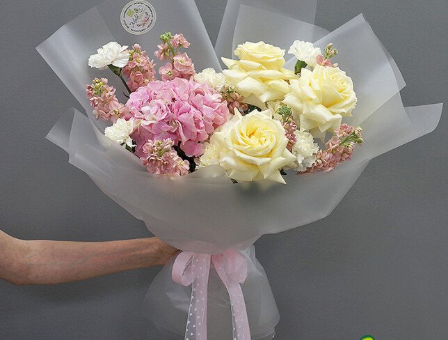 Buchet cu hortensii, matthiola crem si trandafiri Candlelight