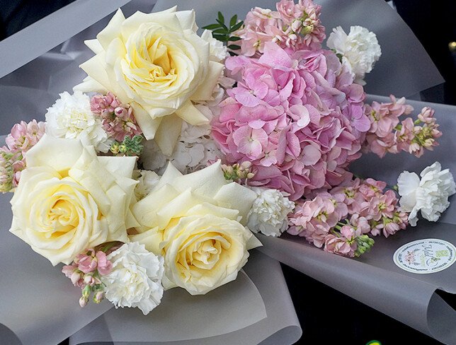 Buchet cu hortensii, matthiola crem si trandafiri Candlelight — foto 4