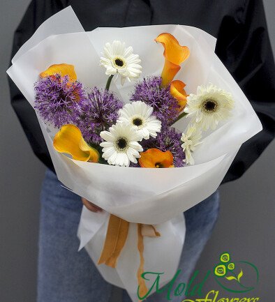 Buchet cu gerbera, cale si allium foto 394x433