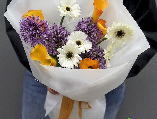 Buchet cu gerbera, cale si allium foto