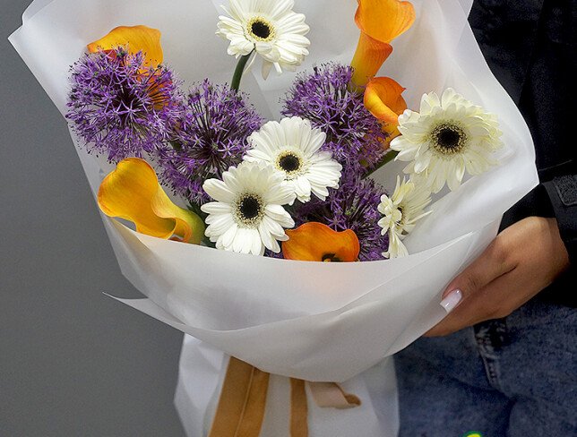 Buchet cu gerbera, cale si allium foto