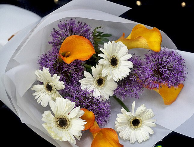 Buchet cu gerbera, cale si allium foto