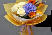 Buchet cu hortensie mov, trandafiri Candlelight, cale si strelitzia — foto 1