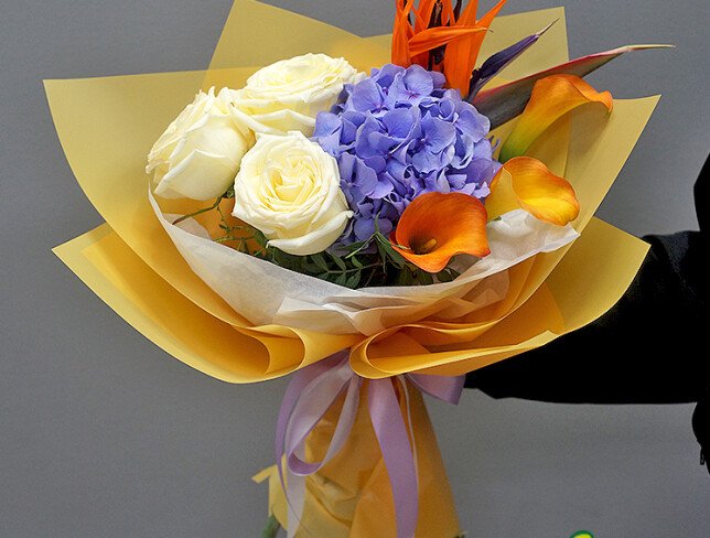Buchet cu hortensie mov, trandafiri Candlelight, cale si strelitzia