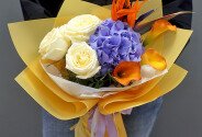 Buchet cu hortensie mov, trandafiri Candlelight, cale si strelitzia — foto 2