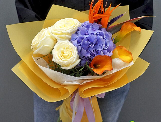 Buchet cu hortensie mov, trandafiri Candlelight, cale si strelitzia — foto 2
