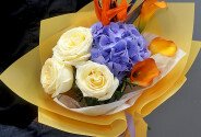 Buchet cu hortensie mov, trandafiri Candlelight, cale si strelitzia — foto 3