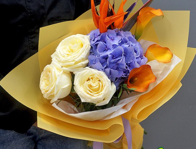 Buchet cu hortensie mov, trandafiri Candlelight, cale si strelitzia — foto 3