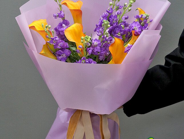 Buchet din matthiola mov si cale „Mango” foto