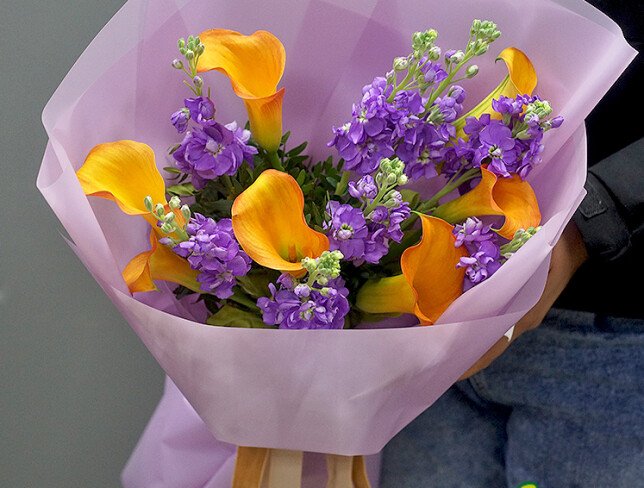 Buchet din matthiola mov si cale „Mango” foto