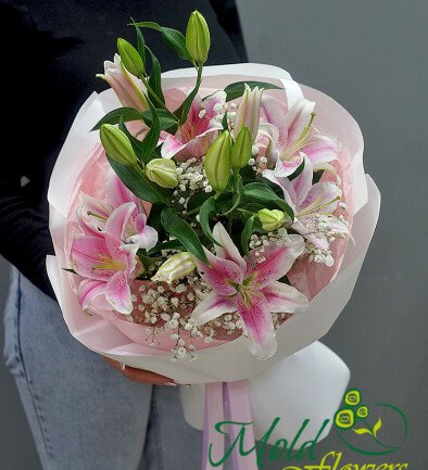 Buchet din crini roz si gypsophila alba foto 394x433