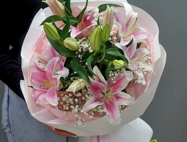 Buchet din crini roz si gypsophila alba foto