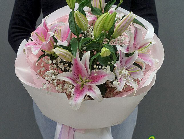 Buchet din crini roz si gypsophila alba foto