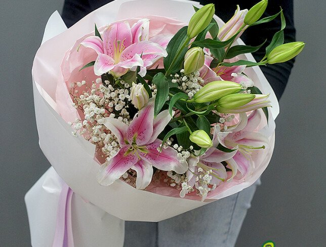 Buchet din crini roz si gypsophila alba foto